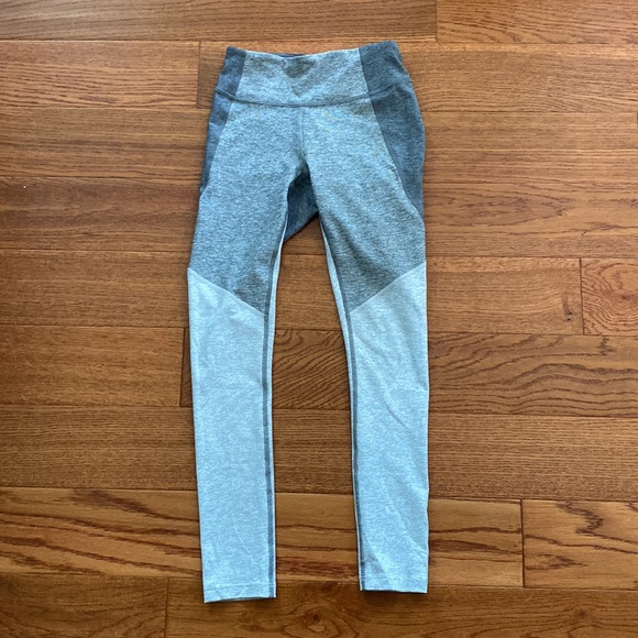 Outdoor Voices 7/8 Tri-Tone Leggings in Graphite/Ash/Dove - Picture 7 of 9